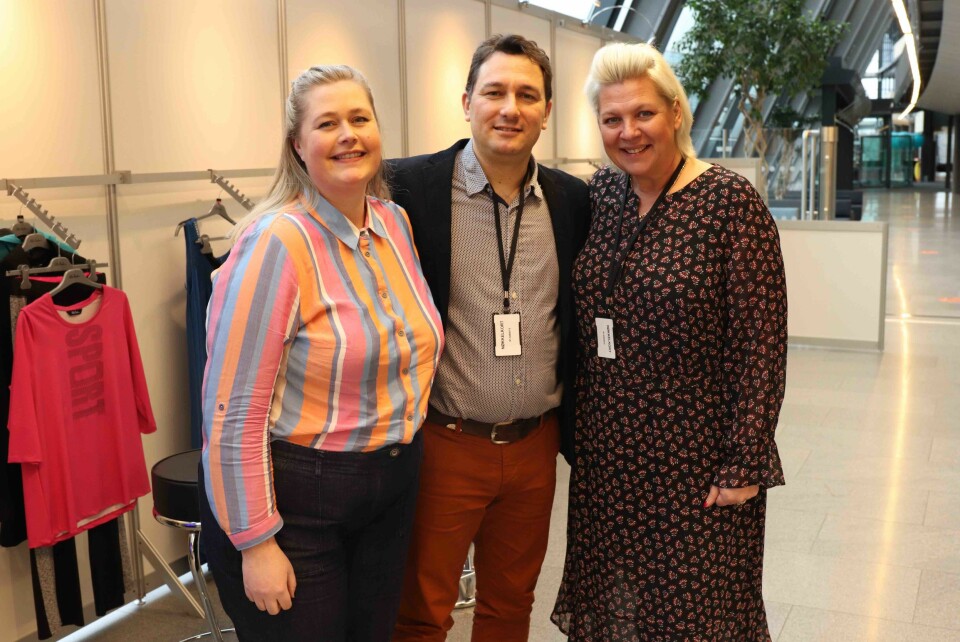 Christine Tellefsen, Antonis Keremloglou og Bente Berge viste fram klær fra Ulla Popken på motemessen i Oslo. Foto: Ove Hansrud