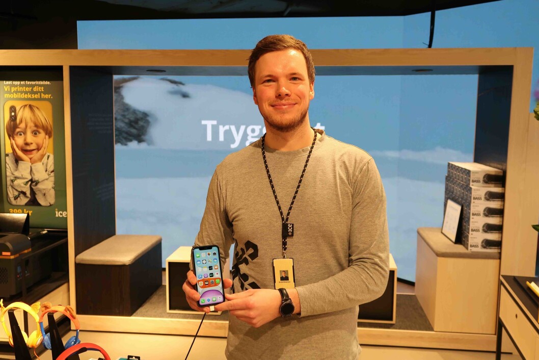 Sondre Skarpmoen er en av butikkvertene på Sandvika Storsenter. – Jeg setter pris på kulturen og det store engasjementet i ice. I tillegg er kundene positive. De liker vår profil og at vi er en utfordrer, sier han. Sondre Skarpmoen er en av butikkvertene på Sandvika Storsenter. – Jeg setter pris på kulturen og det store engasjementet i ice. I tillegg er kundene positive. De liker vår profil og at vi er en utfordrer, sier han.