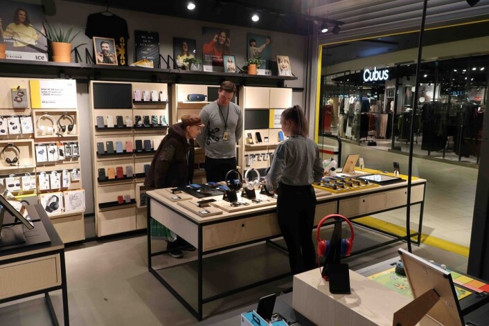 I ice-butikkene er det ikke selgere, men verter som bistår kundene. I ice-butikkene er det ikke selgere, men verter som bistår kundene.