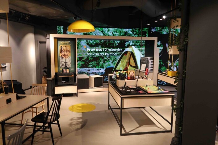 En stor LED-vegg som viser markedskommunikasjon – og som kan brukes i forbindelse med events – finnes i bakkant av butikken. En stor LED-vegg som viser markedskommunikasjon – og som kan brukes i forbindelse med events – finnes i bakkant av butikken.