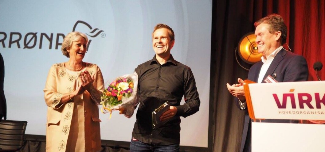 Espen Falck Engelstad mottok, i egenskap av daglig leder for Norrøna Retail, Handelsprisen på Handelskonferansen 2015. (Foto: Virke) Espen Falck Engelstad mottok, i egenskap av daglig leder for Norrøna Retail, Handelsprisen på Handelskonferansen 2015. (Foto: Virke)