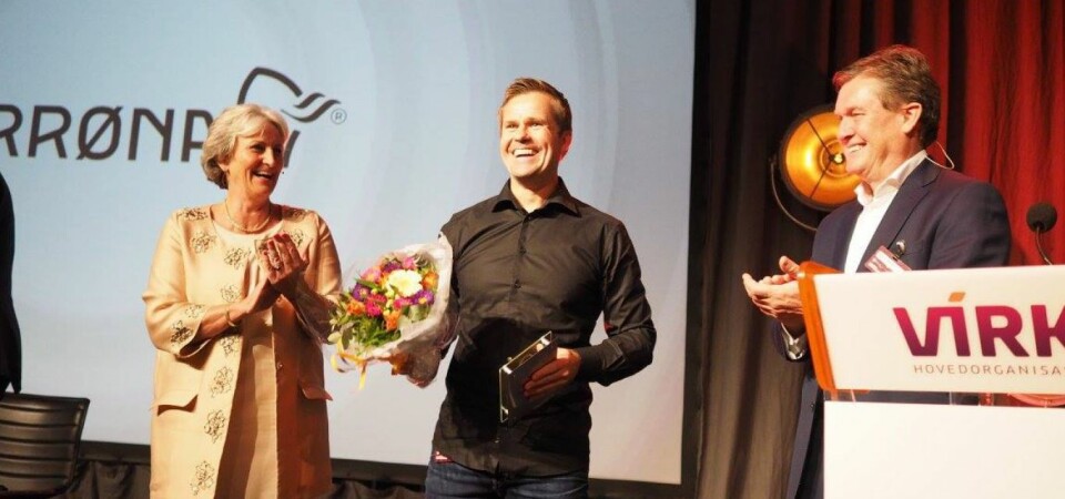 Espen Falck Engelstad mottok, i egenskap av daglig leder for Norrøna Retail, Handelsprisen på Handelskonferansen 2015. (Foto: Virke)