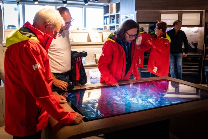 På et touchbord i ‘Science Center’ gjestene selv kan fordype seg i detaljer. (Foto Hurtigruten) På et touchbord i ‘Science Center’ gjestene selv kan fordype seg i detaljer. (Foto Hurtigruten)