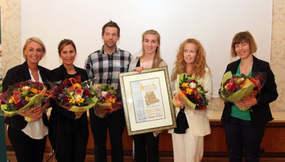 Fjorårets seks finalister, hvor vinneren Caroline Strand Bøe hos Löplabbet i Strømmen Storsenter holder diplomet.