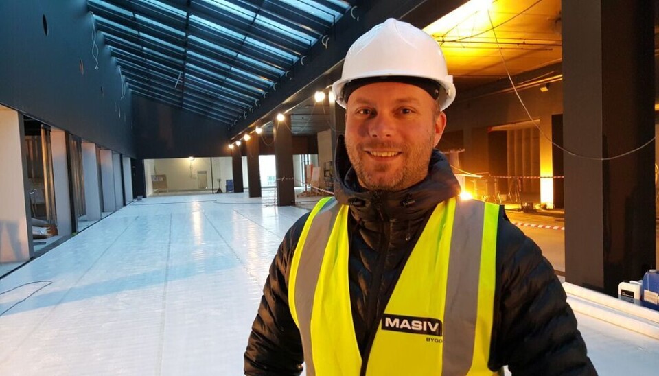 Destinasjonssjef Anker Wiinberg inspiserer byggeplassen til Norwegian Outlet i Stavanger som åpner 6. april.