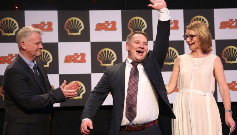 Retaildirektør i St1/Smart Fuel, Anita Sørlundsengen delte ut prisen «Årets Retailer 2015» til Ronny Berglund (midten) i Retail Nord, under Shell-stasjonenes årlige prisutdeling, fredag. Tommy Olsen (t.v.) i Hamfi Serviceteam var også nominert til prisen.