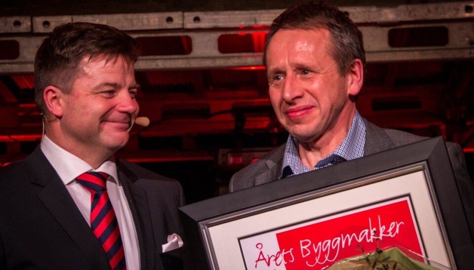 En stolt gjeng fra Byggmakker Andersen i Øvre Årdal mottar heder og diplom som årets Byggmakker. Foto: Tom Pike