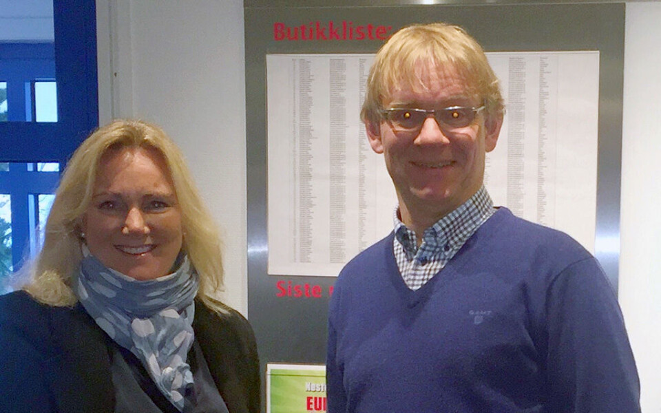 AVTALE: Elin Solbakken fra Nokas og Øivind Haakerud fra Europris er begge godt fornøyd med den nye avtalen. Foto: Nokas