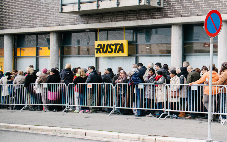 LANG KØ: Over 500 mennesker sto i kø for Rusta-åpningen på Rygge. Foto: Rusta