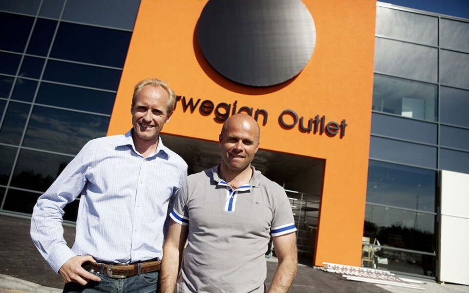 VIL BLI STØRRE: Daglig leder Einar Sørland (t.v.) forteller om omsetningsvekst de siste tre årene. Investor Ådne Søndrål vil nå bygge ut med 3000 kvadratmeter. Foto: Norwegian Outlet