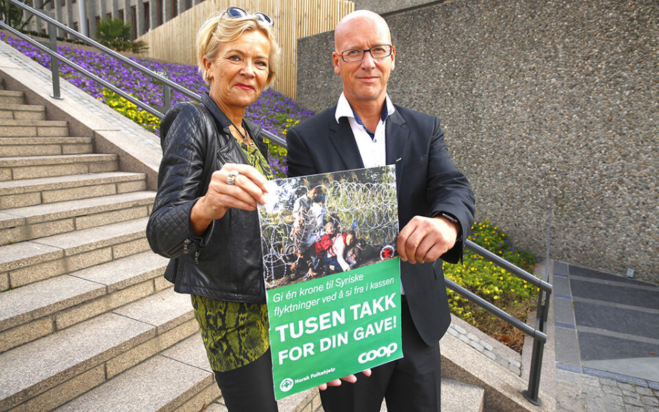 BIDRAG: – Dette er et fantastisk bidrag, sier generalsekretær Liv Tørres i Norsk Folkehjelp etter at administrerende direktør Geir Inge Stokke i Coop Norge meddelte at Coop gir 1,4 millioner kroner til organiasjonen. Foto: Espen Sollie