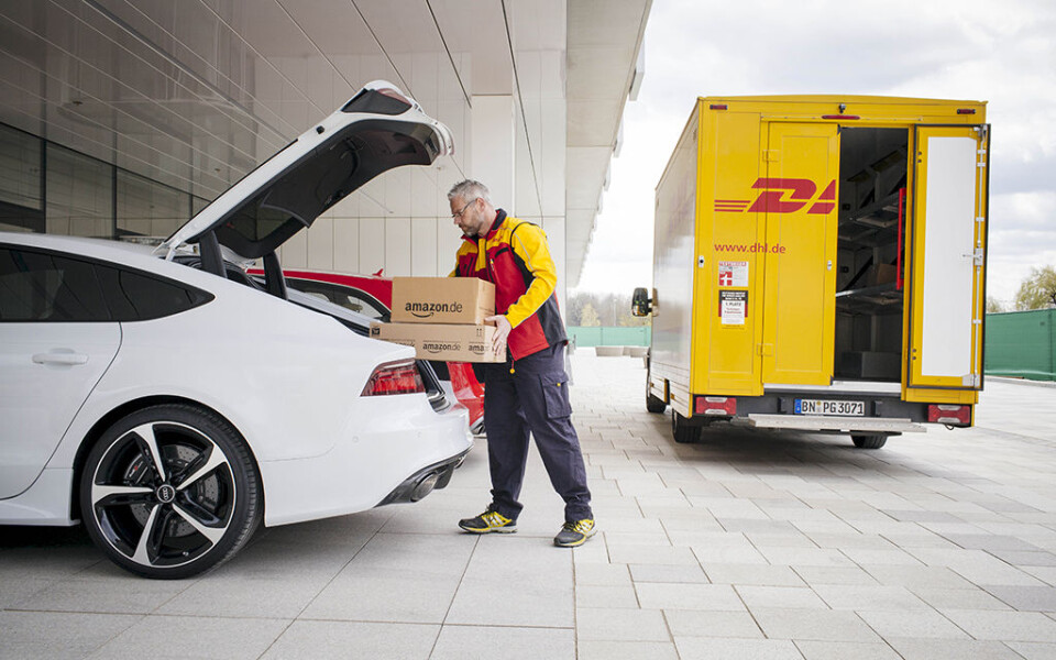 RETT I BILEN: DHL setter i gang et pilotprosjekt hvor man tester ut pakkelevering rett i bagasjerommet på bilen. Foto: DHL
