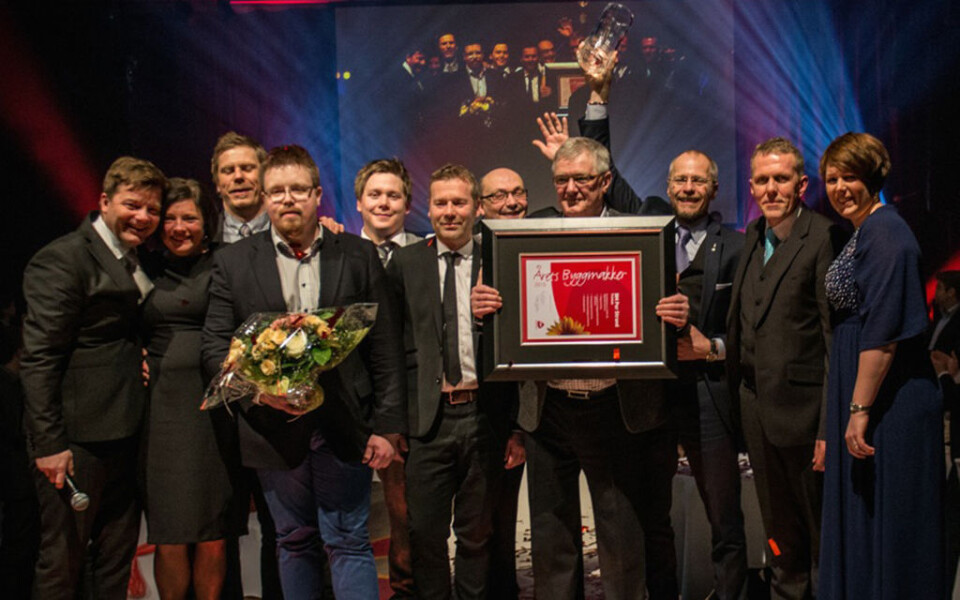 STOLT GJENG: En stolt gjeng fra Byggmakker Per Strand Tromsø mottar heder og diplom som årets Byggmakkere. Foto: Byggmakker