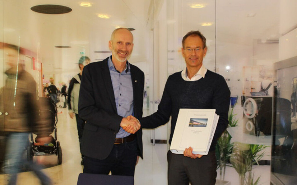 AVTALE: Distriktsleder Hans Olav Sørlie i Veidekke (t.v.) og adm. dir. Eirik Thrygg i Sektor Gruppen. Foto: Sektor Gruppen
