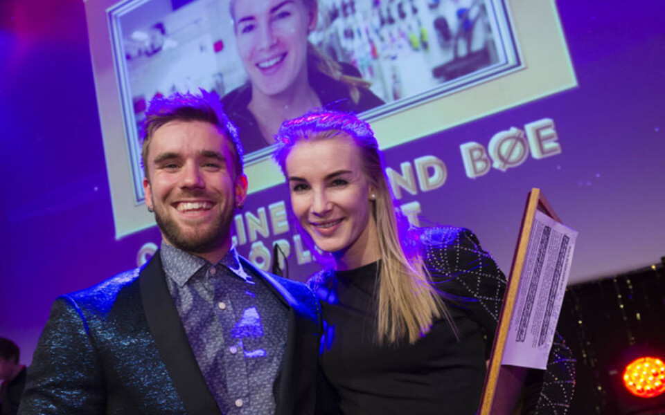 VINNER: Caroline Strand Bøe hos Løplabbet sammen med prisutdeler Stian Blipp. Foto: Strømmen Storsenter