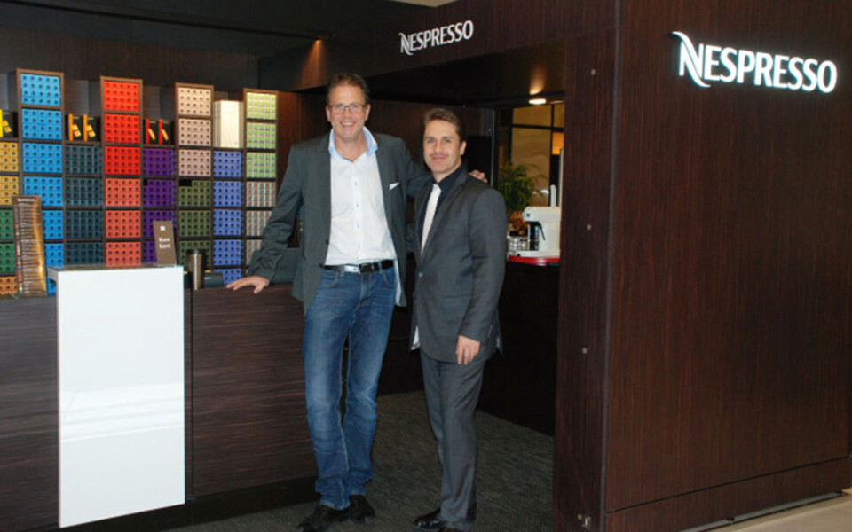 POP-UP: Nespresso-sjef Geir Kronbæck (t.h.) og senterleder Per Kr. Trøen er spente på mottagelsen av den nye pop-up-butikken. Foto: Strømmen Storsenter