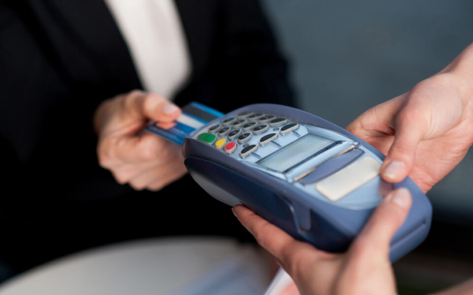 PÅ AVVEIE: Nå ligger det over en kvart milliard kredittkortnummer til salgs på det svarte markedet. Foto: Yayimages