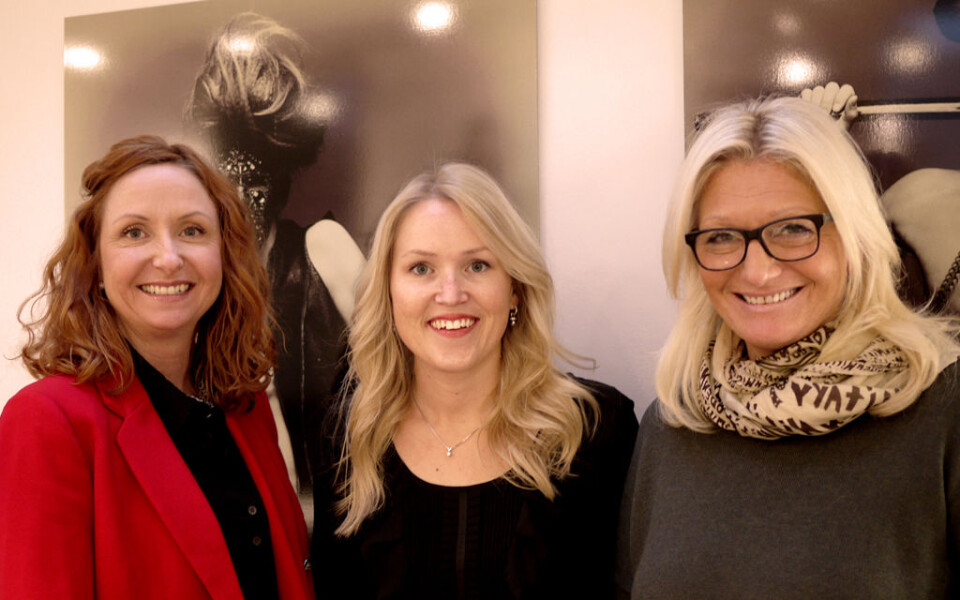 STOLTE: Salgssjef Nanna Øyen og markedssjef Silje Løken (til venstre) har bygget HairShop til Gaselle for femte året på rad. Nyansatt administrerende direktør Cathrine Stamnes (til høyre) er imponert. Foto: HairShop