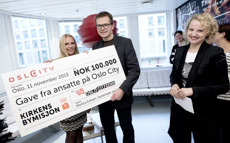 OVERREKKELSE: Gaven ble bli overrakt Kirkens Bymisjon under 25-årsmarkeringen for Oslo City. Foto: Oslo City