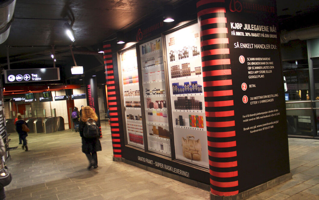 VIRTUELL BUTIKK: Coverbrands har åpnet en virtuell butikk på Nationaltheatret stasjon i Oslo. Foto: Coverbrands VIRTUELL BUTIKK: Coverbrands har åpnet en virtuell butikk på Nationaltheatret stasjon i Oslo. Foto: Coverbrands