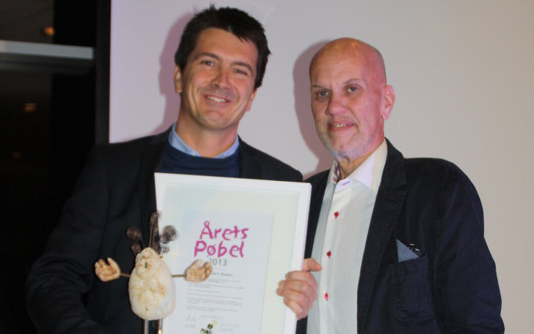 ÅRETS PØBEL: Ole Robert Reitan er kåret til Årets Pøbel og fikk prisen av leder for Pøbelprosjektet, Eddi Eidsvåg. Foto: Reitangruppen ÅRETS PØBEL: Ole Robert Reitan er kåret til Årets Pøbel og fikk prisen av leder for Pøbelprosjektet, Eddi Eidsvåg. Foto: Reitangruppen