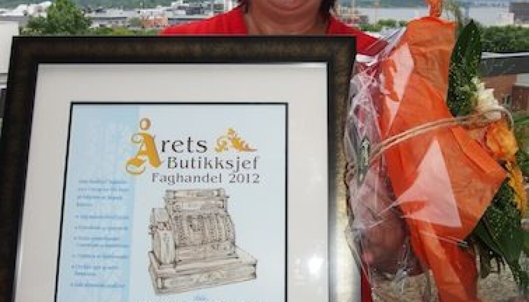 STOLT VINNER: Bente Danielsberg fra Norli Kremmertorget er kåret til ”Årets butikksjef 2012” i faghandelen, og tar med seg håndfast bevis hjem til Elverum i form av blomster og diplom. STOLT VINNER: Bente Danielsberg fra Norli Kremmertorget er kåret til ”Årets butikksjef 2012” i faghandelen, og tar med seg håndfast bevis hjem til Elverum i form av blomster og diplom.