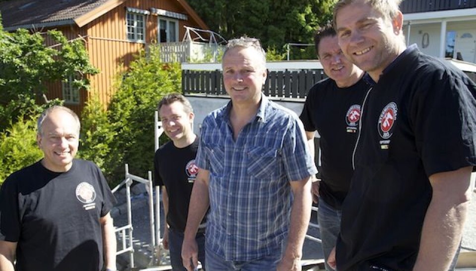SIGNERTE: Byggmester Pål Øye i Tømrermestrene Øye og Knutsen signerte Byggmesteravtale under Byggmesterdagen til Optimera. Fra venstre: Fredrik Rydgren, Erik Tønnesen, Pål Øye, Tom Johnsrud og Jan-Erik Kringlebotn.