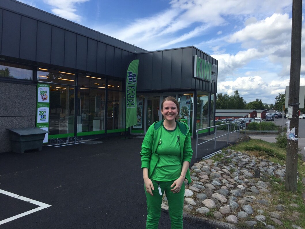 - Vi skal vinne kundene med den hyggeligste og blideste betjeningen, forteller den ferske butikksjefen Ingrid Østby. - Vi skal vinne kundene med den hyggeligste og blideste betjeningen, forteller den ferske butikksjefen Ingrid Østby.