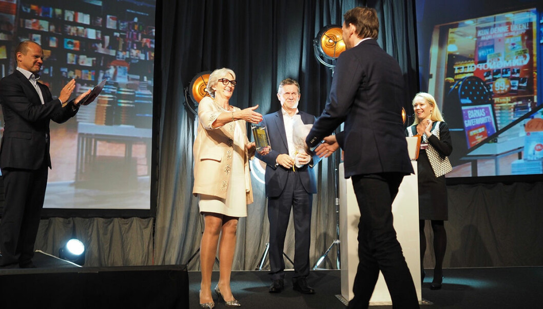Fra fjorårets konferanse hvor John Tørres Thuv fra Ark Bokhandel mottar prisen som Årets retailleder fra Virke-direktør Vibeke Hammer Madsen.