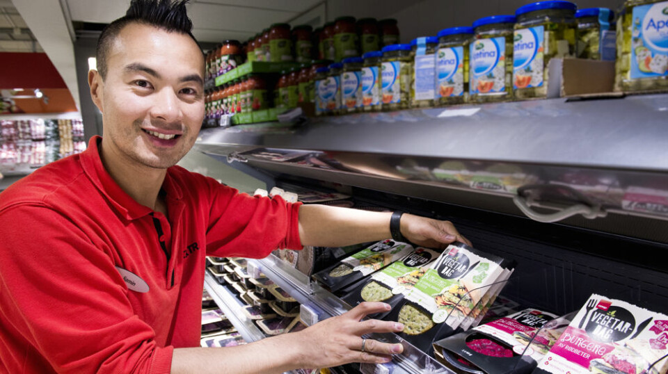 Butikksjef Jia Min Luan hos Coop Extra Sagene kan fylle på med nye vegetarburgere, og kan fortelle om en enorm interesse hos kundene for vegetarprodukter. (Foto: John T. Pedersen)