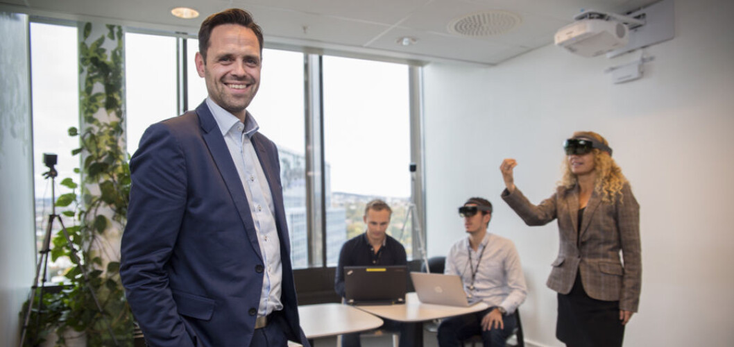 DEDIKERT TIL INNOVASJON. – DigiLab er et laboratorierom dedikert til innovasjon. Gjennom praktiske demonstrasjoner og workshops utvikler vi nye ideer og muligheter basert på teknologiske nyvinninger som endrer måten vi arbeider og lever på, sier John Berland som leder DigiLab-satsingen i Sopra Steria Skandinavia. Foto: Hanne Kristine Fjellheim DEDIKERT TIL INNOVASJON. – DigiLab er et laboratorierom dedikert til innovasjon. Gjennom praktiske demonstrasjoner og workshops utvikler vi nye ideer og muligheter basert på teknologiske nyvinninger som endrer måten vi arbeider og lever på, sier John Berland som leder DigiLab-satsingen i Sopra Steria Skandinavia. Foto: Hanne Kristine Fjellheim