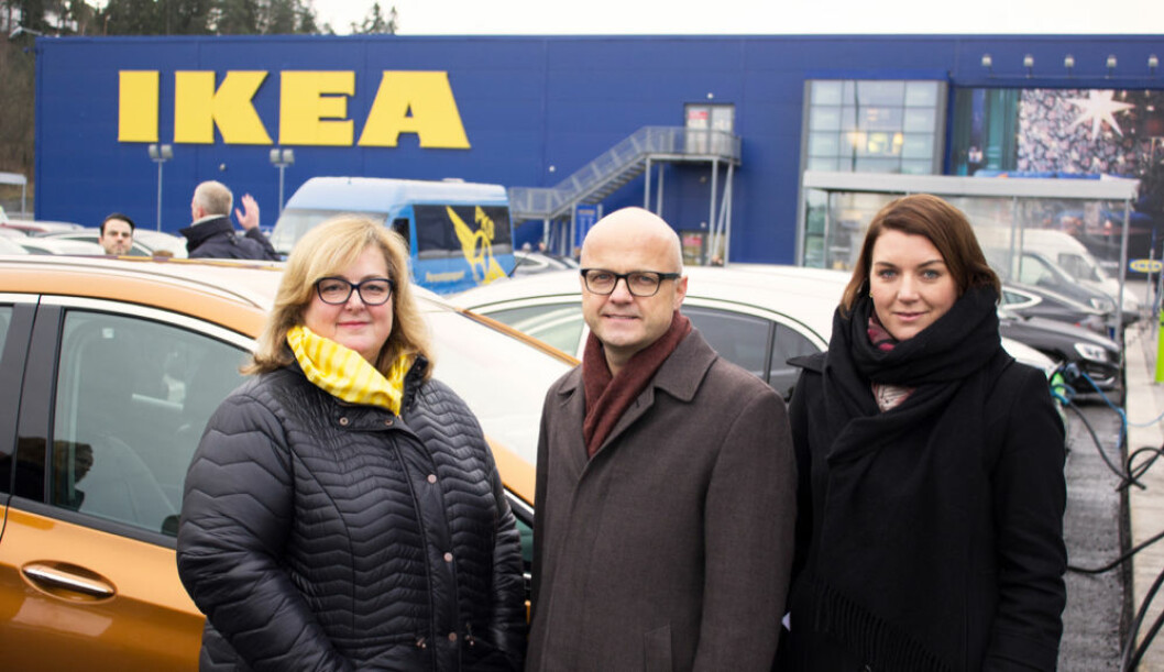 Administrerende direktør for IKEA Norge Clare Rodgers (t.v.), klima og miljøminister Vidar Helgesen og leder av Elbilforeningen Christian Bu på åpningen av hurtigladestasjonen utenfor IKEA Slependen. (Foto: Johan Nord)