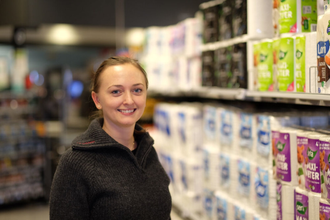 Svanemerket har nå revidert kravene for svanemerking av dagligvarebutikker, sier Eirill Søiland, miljørådgiver for dagligvarebutikker. Svanemerket har nå revidert kravene for svanemerking av dagligvarebutikker, sier Eirill Søiland, miljørådgiver for dagligvarebutikker.