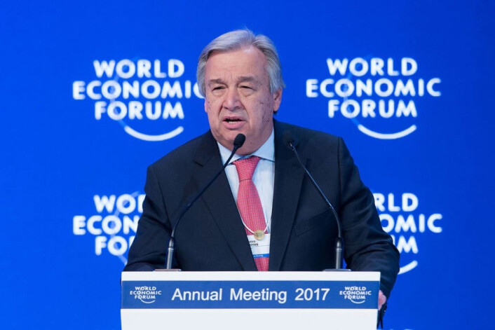 FNs generalsekretær António Guterres på talerstolen i Davos hvor han ville mobilisere business-sektoren. FNs generalsekretær António Guterres på talerstolen i Davos hvor han ville mobilisere business-sektoren.