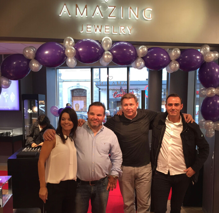 1. oktober åpnet Amazing Jewelry sin første butikk i Norge, på Kløverhuset i Bergen. F.v. Kjersti Nessøy (franchisetaker), Flemming Hansen (masterfranchisetaker for Norge, Sverige og Finland), Jesper Nielsen (gründer) og Antonio Balduino (franchisetaker). 1. oktober åpnet Amazing Jewelry sin første butikk i Norge, på Kløverhuset i Bergen. F.v. Kjersti Nessøy (franchisetaker), Flemming Hansen (masterfranchisetaker for Norge, Sverige og Finland), Jesper Nielsen (gründer) og Antonio Balduino (franchisetaker).