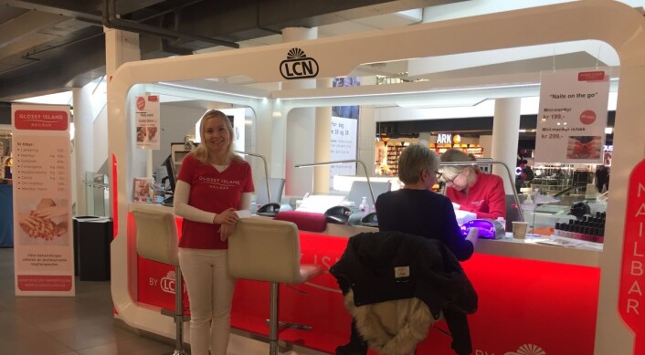 Elisabeth Schei er masterfranchisetaker for Glossy Island og har så langt åpnet fire enheter i Norge. Her på Stovner Senter. Elisabeth Schei er masterfranchisetaker for Glossy Island og har så langt åpnet fire enheter i Norge. Her på Stovner Senter.