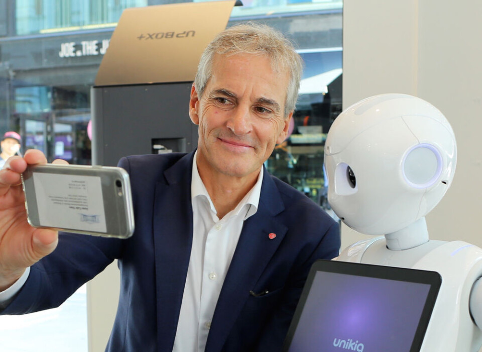 Jonas Gahr Støre tar selfie under besøk hos UNIKIA i Lille Grensen. (Foto: UNIKIA)