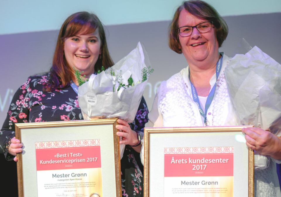 Birgitte Martinsen og Bente Thollefsen ved Mester Grønn Kundesenter, kunne stolt ta i mot Kundeserviceprisen 2017.
