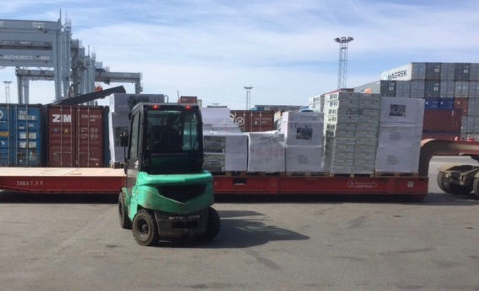 Containerne med Europris' varer kommer inn til Borg Havn hvor NorLines åpner dem og pakker om varene ut fra leveringsrutene. Varene går ikke innom noe lager. Altså en form for crossdocking, men utført i Norge og ikke i Asia.