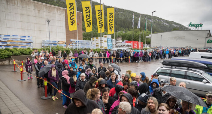 Allerede klokken ni i går kveld var de første kundene på plass utenfor det nye varehuset i Mo i Rana. (Foto: Johnny Vaet Nordskog) Allerede klokken ni i går kveld var de første kundene på plass utenfor det nye varehuset i Mo i Rana. (Foto: Johnny Vaet Nordskog)