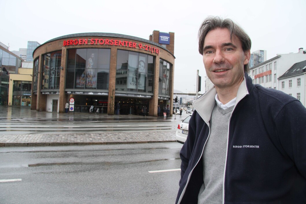 – Nye logoer og nye skilter på fasaden er en viktig del av merkevarebyggingen for Bergen Storsenter, sier senterdirektør Odd Rune Bjørge. Det skal også bidra til at folk ikke lenger betrakter det som en busstasjon, men et kjøpesenter med sentral beliggenhet. – Nye logoer og nye skilter på fasaden er en viktig del av merkevarebyggingen for Bergen Storsenter, sier senterdirektør Odd Rune Bjørge. Det skal også bidra til at folk ikke lenger betrakter det som en busstasjon, men et kjøpesenter med sentral beliggenhet.