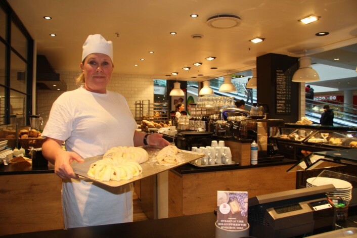 - Her er det fullt trøkk med mat og kaffe hele dagen, men vi har det bra her, sier daglig leder Berit Eriksen hos Baker Brun. - Her er det fullt trøkk med mat og kaffe hele dagen, men vi har det bra her, sier daglig leder Berit Eriksen hos Baker Brun.