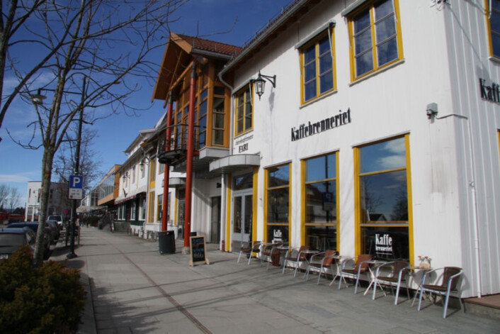 Jessheim Storsenter har 10 innganger, mange av dem inngår som en naturlig del i bybildet i sentrum av Jessheim. Her er vi i Storgata. Jessheim Storsenter har 10 innganger, mange av dem inngår som en naturlig del i bybildet i sentrum av Jessheim. Her er vi i Storgata.