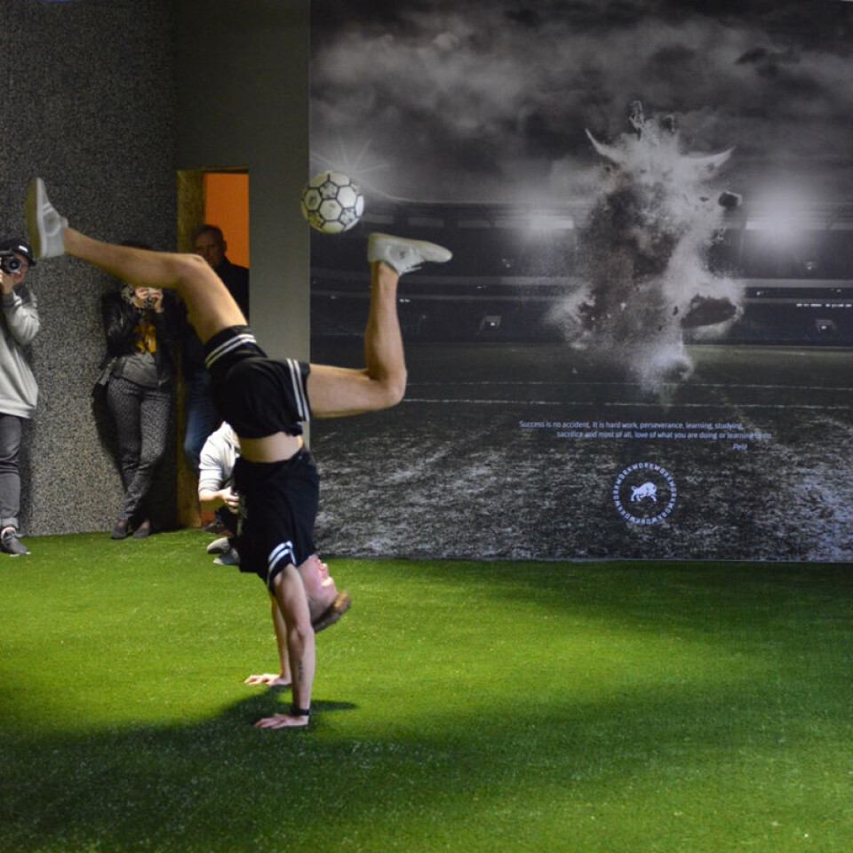 Verdensmester i fotballtriksing, Tobias Brandal Busæt, innviet fotballbanen. Vanlige kunder kan også teste sko på kunstgress i butikken. Foto: Gjermund Holt