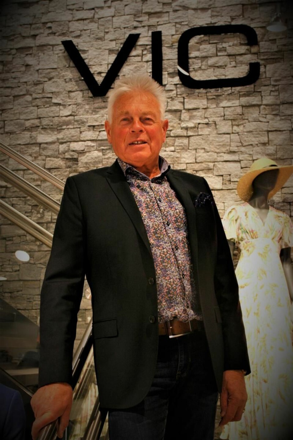 Jens-Ivar Skinstad har jobbet med Kjemprud i 50 år og gleder seg over nylig ombygd, flott butikk