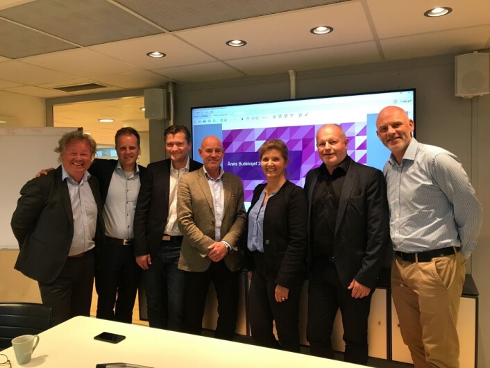 Juryen: Rune Stenberg (Markedsinfo), Terje Gulbrandsen (Citycon), Øyvind Skagemo (Impact), Bror W. Stende (Virke), Line B. Jebsen (Meny), Arvid Brandmo (Impact), Nils Vanebo (Retailmagasinet). Thomas Gudbjerg (Color Line) ikke til stede da bildet ble tatt. Juryen: Rune Stenberg (Markedsinfo), Terje Gulbrandsen (Citycon), Øyvind Skagemo (Impact), Bror W. Stende (Virke), Line B. Jebsen (Meny), Arvid Brandmo (Impact), Nils Vanebo (Retailmagasinet). Thomas Gudbjerg (Color Line) ikke til stede da bildet ble tatt.