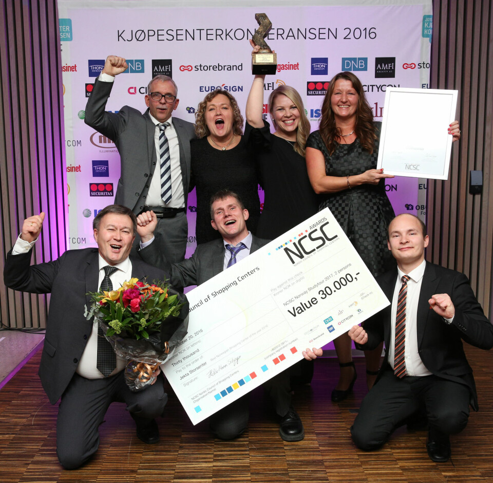 Glade vinnere av Årets Kjøpesenter 2016: Jekta Storsenter. (Foto: NCSC)