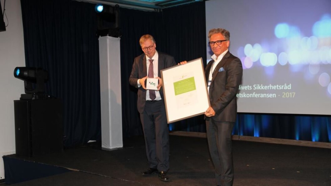 Sikkerhetssjef Soner Sevin i Coop Norge Handel (t.h.) mottok i dag Fidusprisen for beste datasikkerhet av statssekretær Thor Kleppen Sættem (H) fra justis- og beredskapsdepartementet (foto: Even Rise - Aktuell Sikkerhet). Sikkerhetssjef Soner Sevin i Coop Norge Handel (t.h.) mottok i dag Fidusprisen for beste datasikkerhet av statssekretær Thor Kleppen Sættem (H) fra justis- og beredskapsdepartementet (foto: Even Rise - Aktuell Sikkerhet).