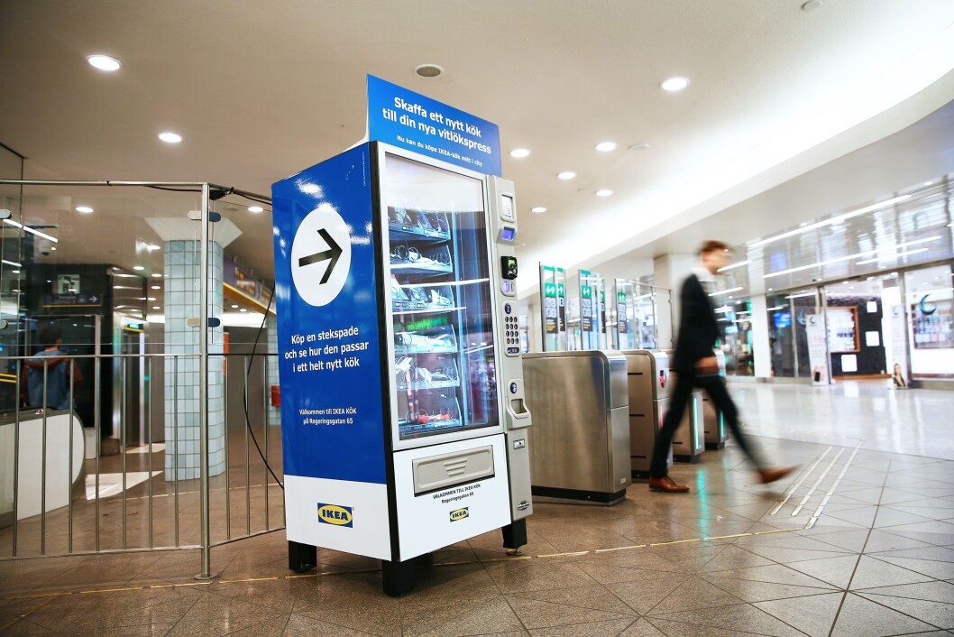 Fra automaten kunne man kjøpe noen av Ikeas mest populære husholdningsartikler. Produktene hadde samme pris som på Ikea-varehuset. (Foto: Ikea) Fra automaten kunne man kjøpe noen av Ikeas mest populære husholdningsartikler. Produktene hadde samme pris som på Ikea-varehuset. (Foto: Ikea)