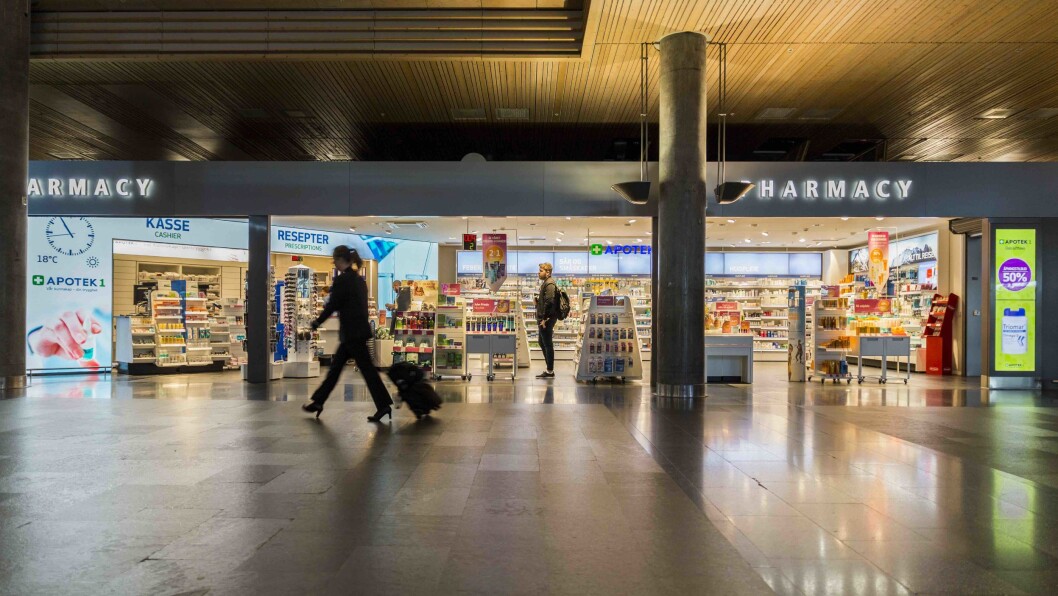 Apotek 1 bruker sin flate på 9x3 meter på Gardermoen både til markedsføring av produkter og til å fortelle kjedens historie. Foto: ProntoTV Apotek 1 bruker sin flate på 9x3 meter på Gardermoen både til markedsføring av produkter og til å fortelle kjedens historie. Foto: ProntoTV